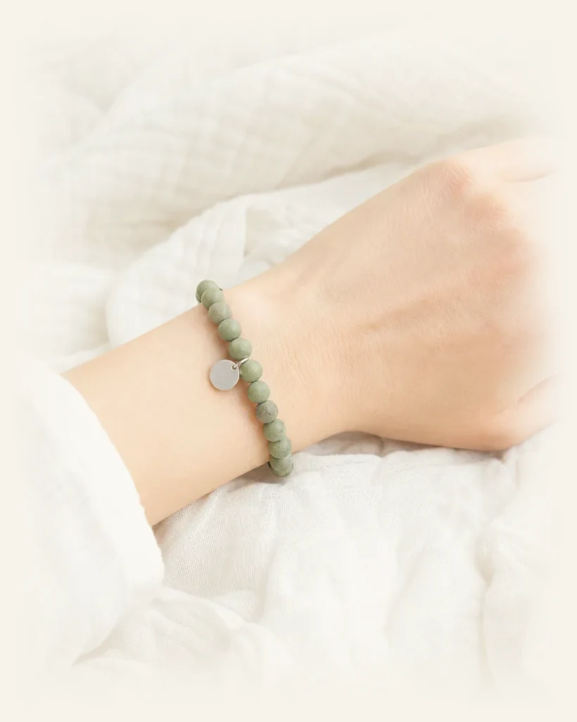 목 — 세이지 그린 천연원석 팔찌를 손목에 둔 모습